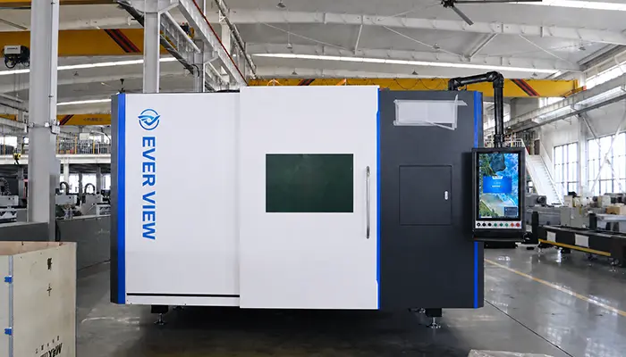 Machine de découpe de tubes à fibre optique, sûre, précise et polyvalente dans une seule unité