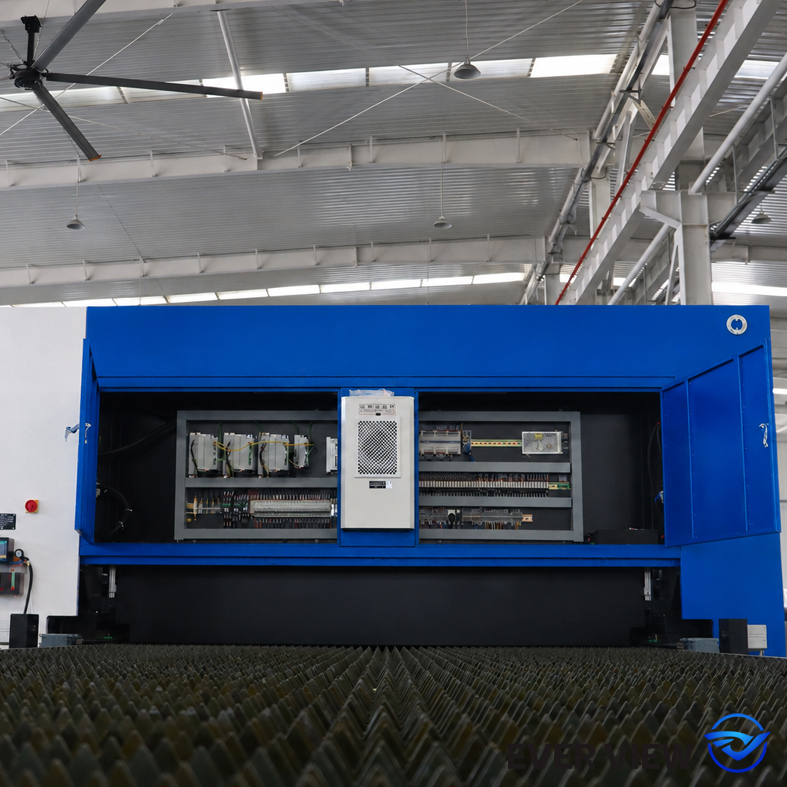 La mise à niveau du système d'alimentation de la machine de découpe laser EVER VIEW améliore encore l'efficacité du traitement automatisé