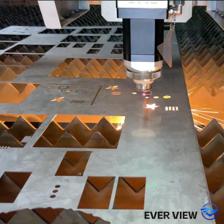 Les machines de découpe laser permettent le traitement du matériel ; EVER VIEW réalise une découpe précise par lots de petits produits de quincaillerie.